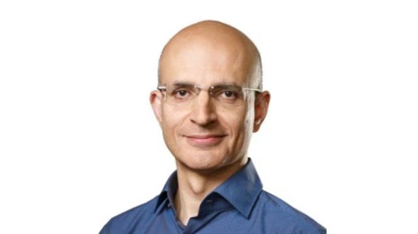 अॅपलमध्ये १९९५ मध्ये काम करण्यास सुरूवात करण्यापूर्वी खान यांनी जीई प्लास्टिकमध्ये अॅप्लिकेशन डेव्हलपमेंट इंजिनिअर म्हणून काम केले, येथेच त्यांच्या ऑपरेशन्स मॅनेजमेंटमधील कारकिर्दीचा पाया रचला गेला. (Image source: X@SabihKhanApple)