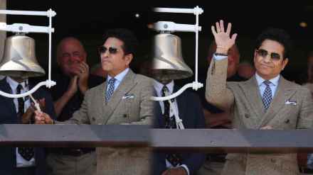 Sachin Tendulkar Ring Lords Bell Ahead of IND vs ENG 3rd Test and Unveils Painting of Himself Watch Video