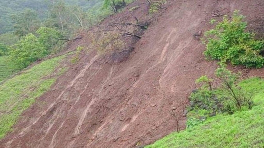 fill beneath Sajjangad bastion collapsed satara news