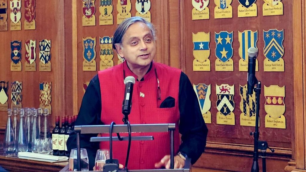 केरळमध्ये पुढील वर्षी मे महिन्यात निवडणुका होणार आहेत आणि काँग्रेसच्या नेतृत्वाखालील यूडीएफ पिनारायी विजयन यांच्या नेतृत्वाखालील सत्ताधारी एलडीएफ सरकारला सलग तिसऱ्यांदा सत्तेत येण्यापासून रोखण्याचा प्रयत्न करेल.(@ShashiTharoor/X)