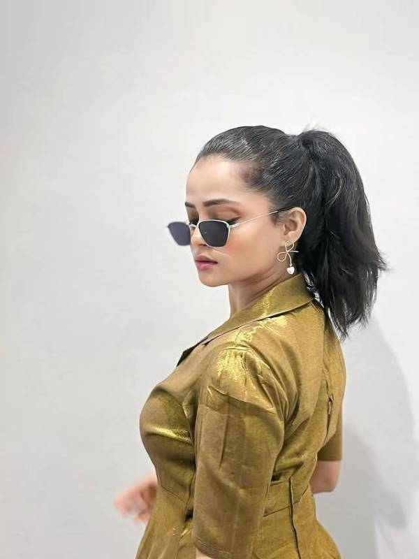 Shivali parab stylish look with sunglasses