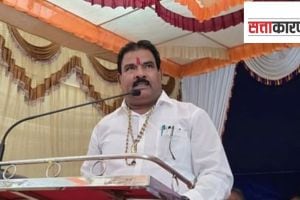 Shivsena MLA Sanjay Gaikwad thrashing a canteen contractor