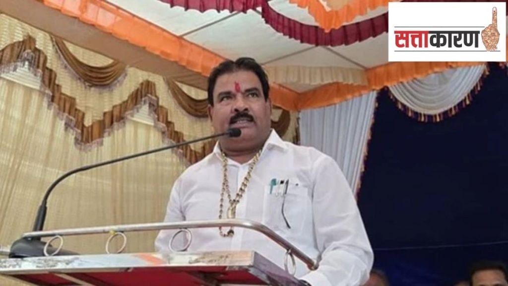 Shivsena MLA Sanjay Gaikwad thrashing a canteen contractor