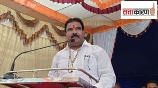 Shivsena MLA Sanjay Gaikwad thrashing a canteen contractor
