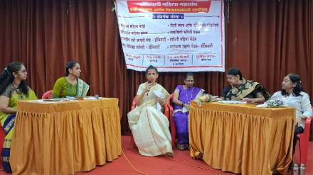 Women from various fields who attended the seminar.