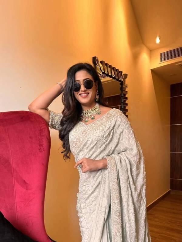 Shweta tiwari traditional saree look