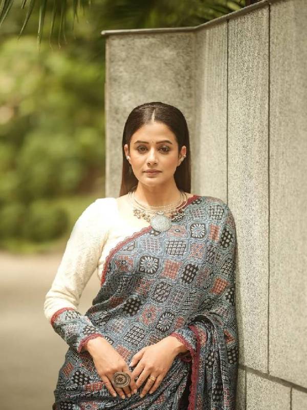 South Indian actress Priyamani beautiful look wearing printed saree