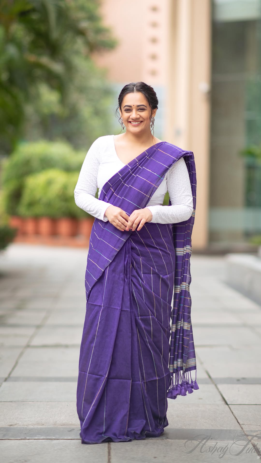 Spruha Joshi Purple Cotton Saree Look