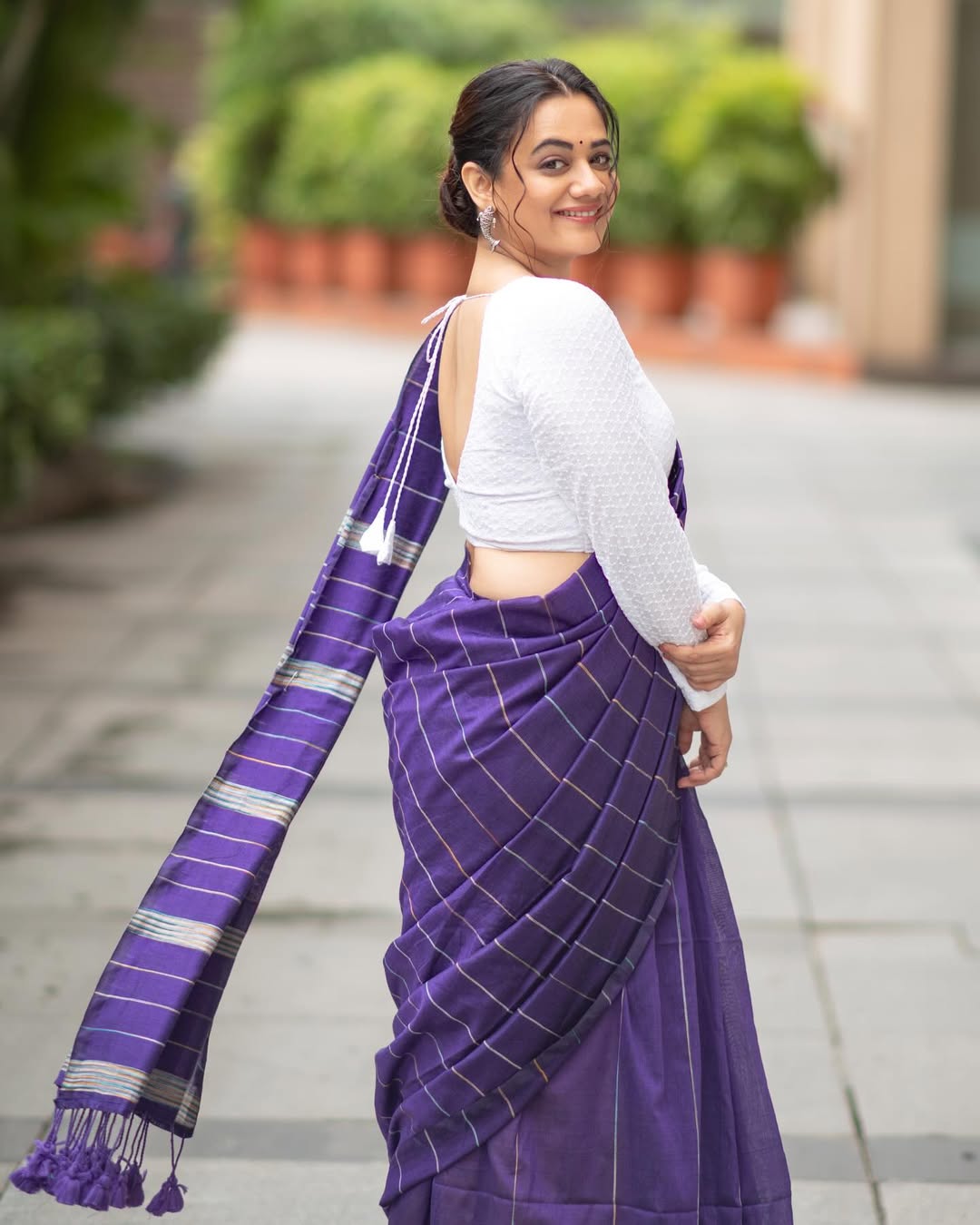 Spruha Joshi Purple Cotton Saree Look