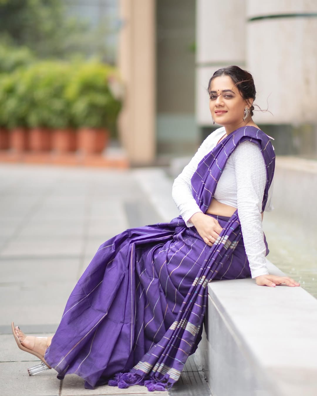 Spruha Joshi Purple Cotton Saree Look