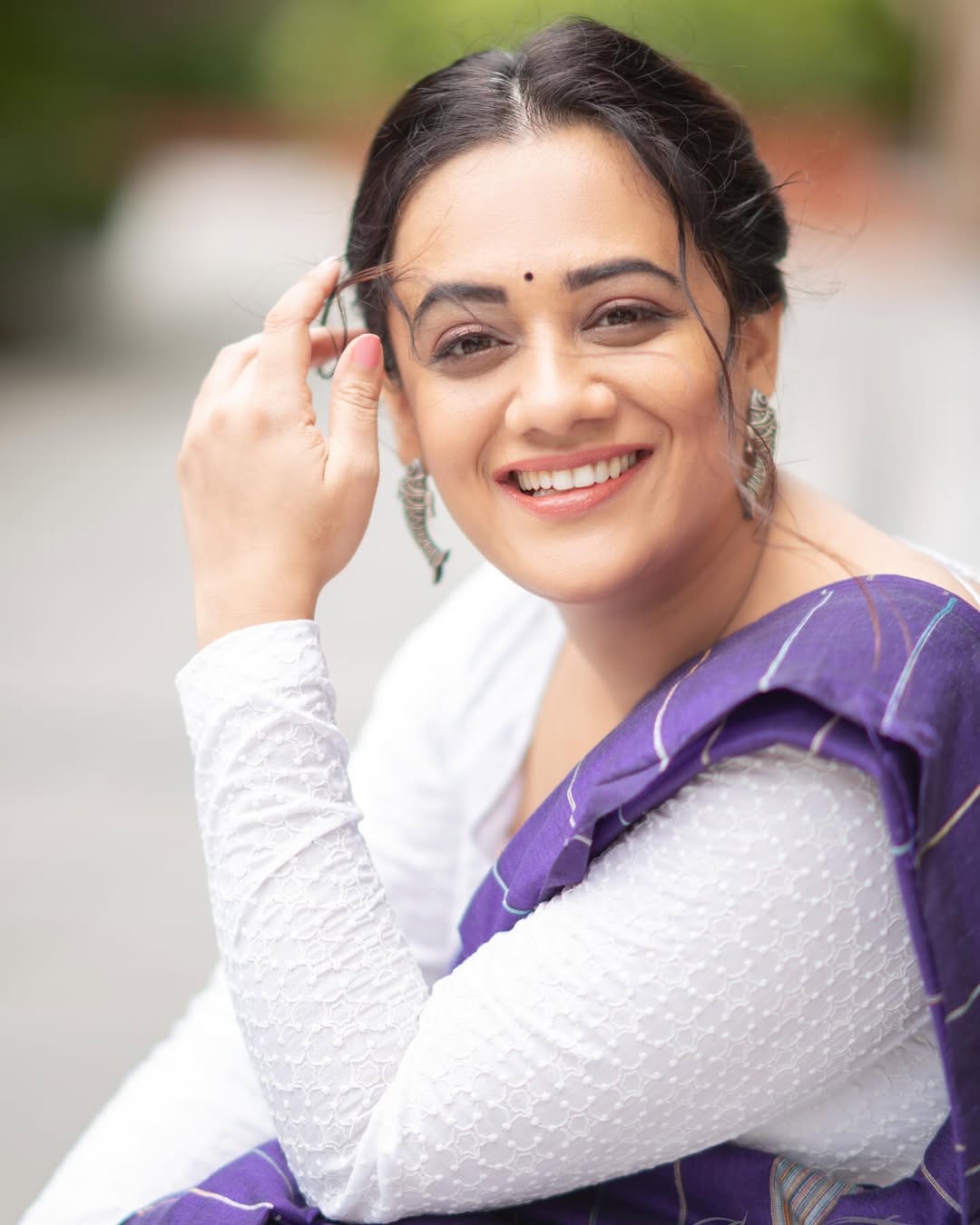 Spruha Joshi Purple Cotton Saree Look