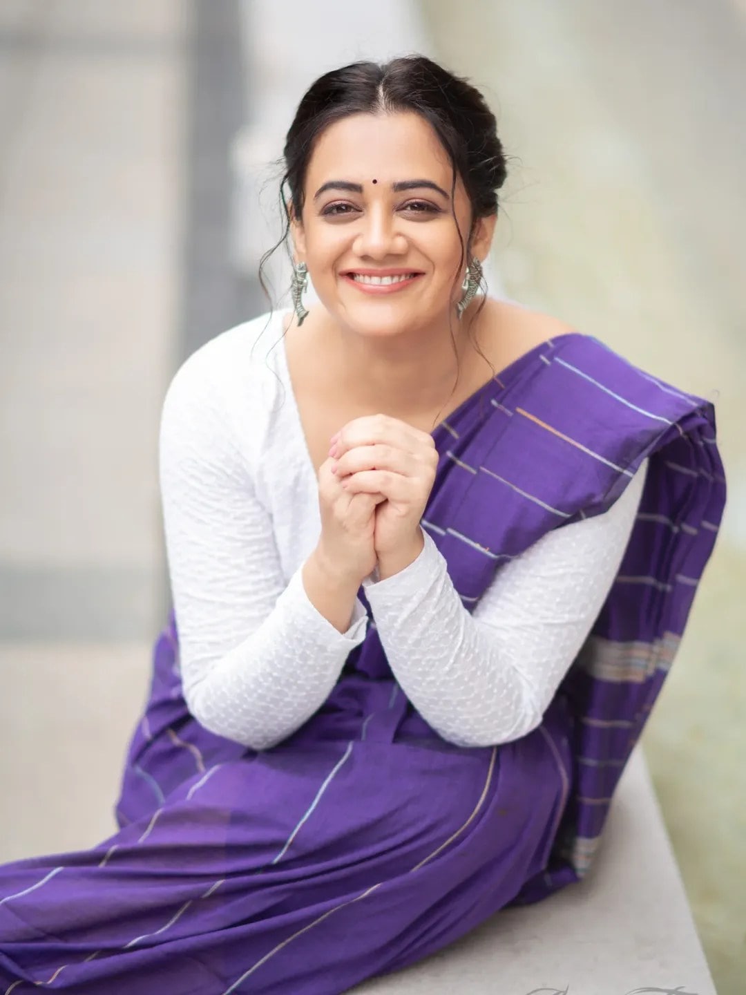 Spruha Joshi Purple Cotton Saree Look