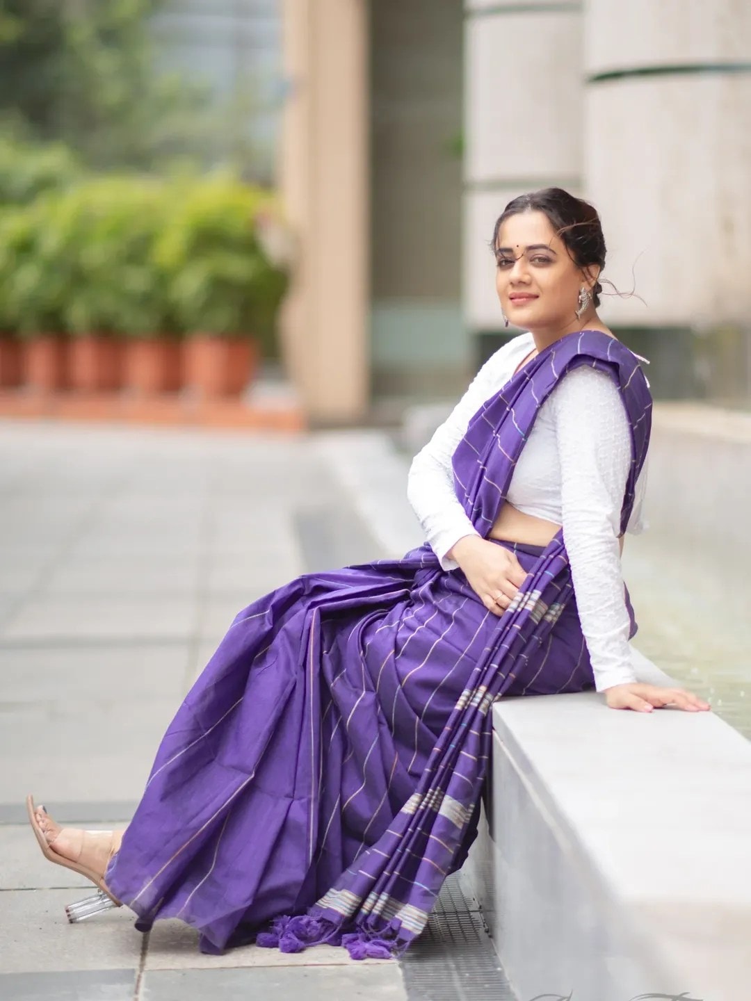 Spruha Joshi Purple Cotton Saree Look