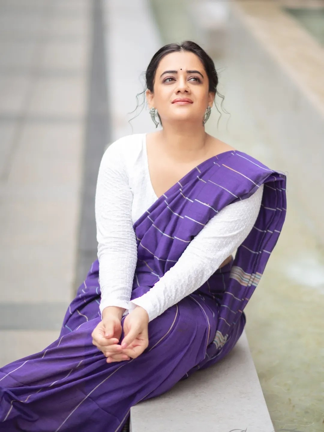 Spruha Joshi Purple Cotton Saree Look