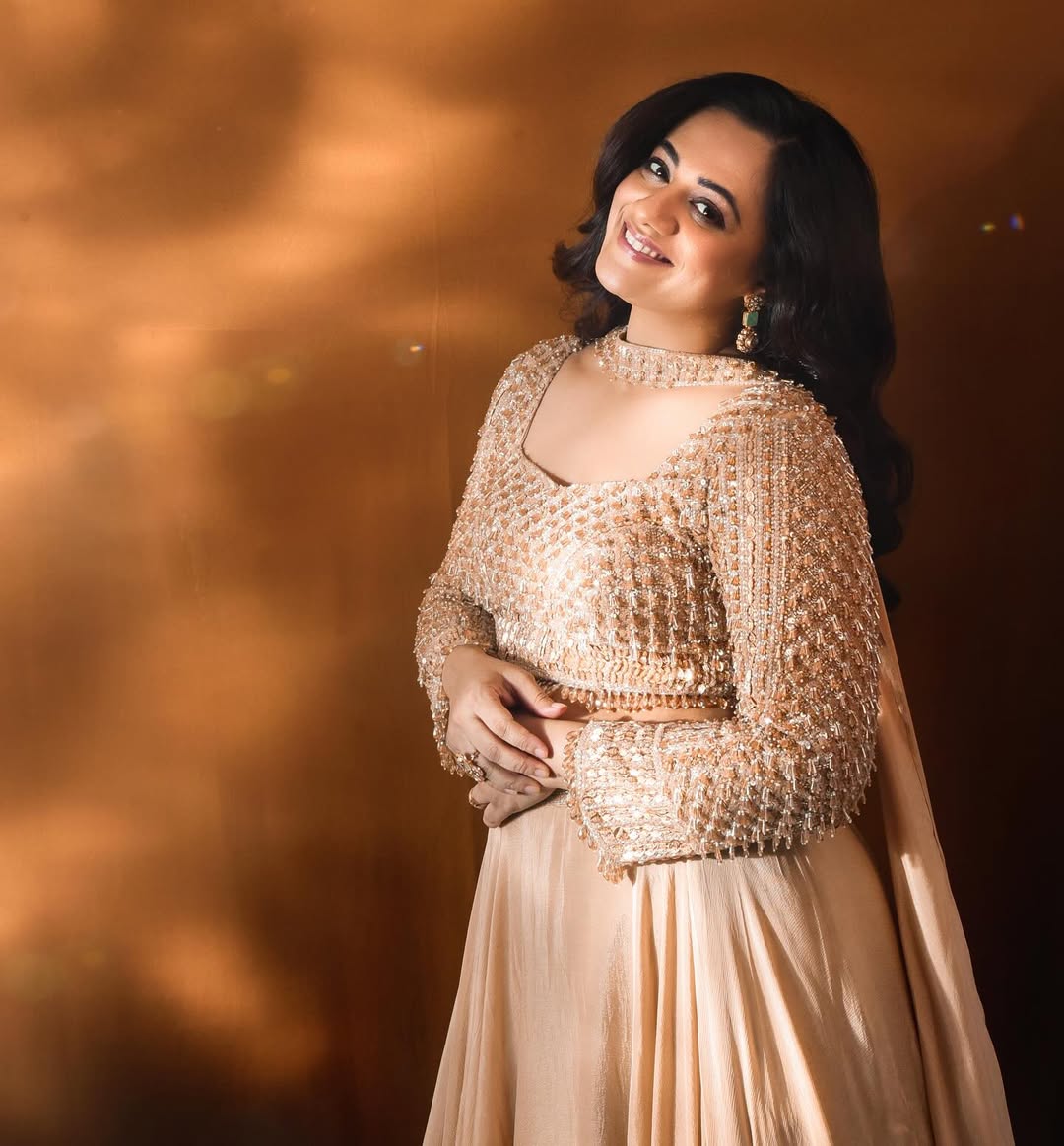 Spruha Joshi Saree Photoshoot In Rain