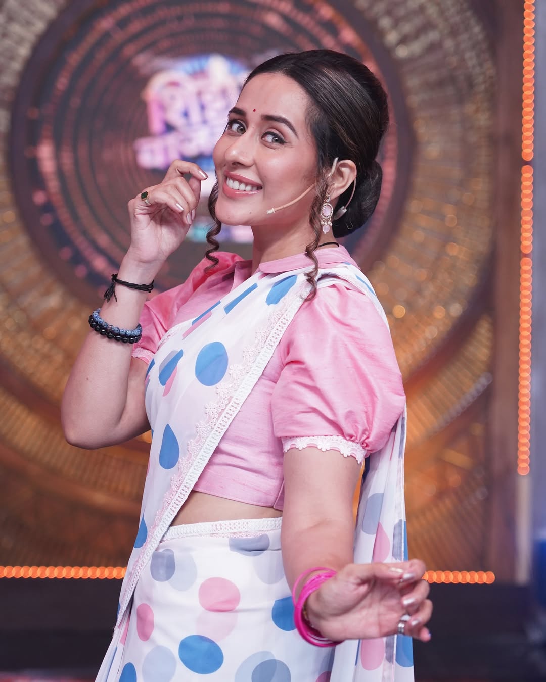Tejaswini Lonari Retro Look Shitti Vajali Re