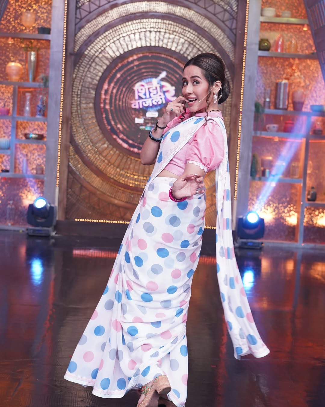 Tejaswini Lonari Retro Look Shitti Vajali Re