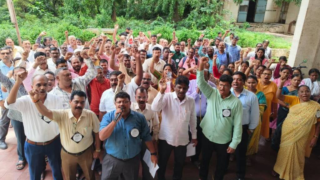 Thane Charai MTNL employees protest over various demands