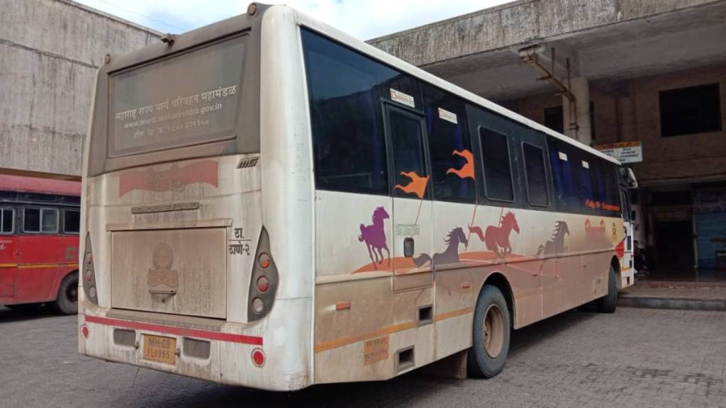 Thane Passengers at risk in Shivshahi bus msrtc st bus