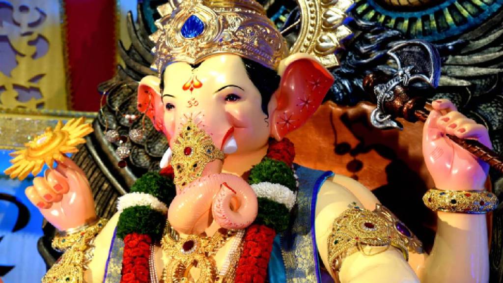 The Kolhapur cha raja was welcomed with great enthusiasm in Karveer Nagari last night