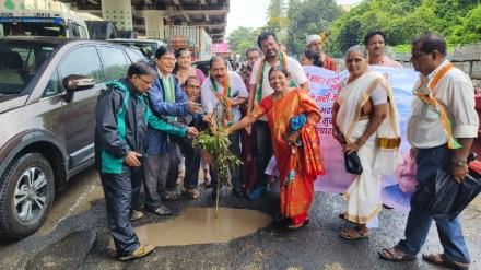 Traffic jam on Ghodbunder Road due to potholes thane news