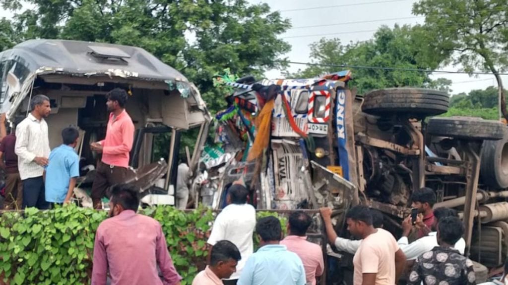 Truck tyre burst leads to deadly crash with private bus on Samruddhi Expressway   Two killed 20 injured in accident