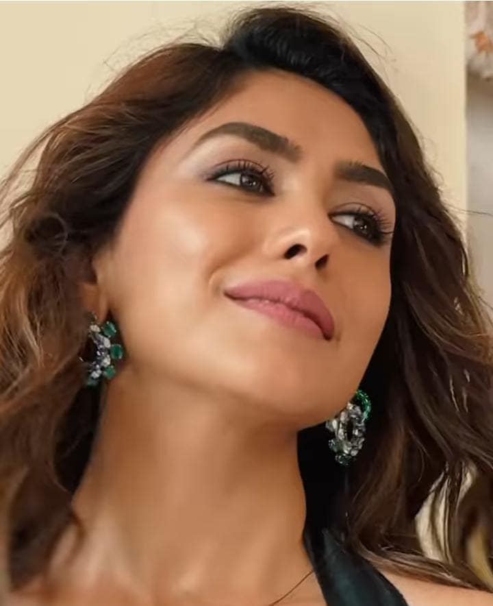 mrunal thakur black dress photoshoot