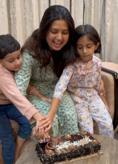 प्राजक्ताच्या कर्जतमधील फार्महाऊसला दोन वर्ष पूर्ण झाल्यानिमित्त त्यांनी हे सेलिब्रेशन केलं.