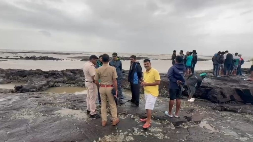fishing boat sinking Uran, Khanderi Fort boat accident, Tuljai fishing boat missing crew, Uran fishing boat rescue, Maharashtra fishing boat incident,