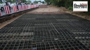 दिल्ली-मुंबई एक्सप्रेसवरील सराई काळे खान चौकाजवळ १६० मीटर लांबीचा प्लास्टिकचा रस्ता तयार करण्याचे काम सुरू आहे.