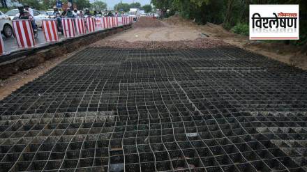 दिल्ली-मुंबई एक्सप्रेसवरील सराई काळे खान चौकाजवळ १६० मीटर लांबीचा प्लास्टिकचा रस्ता तयार करण्याचे काम सुरू आहे.