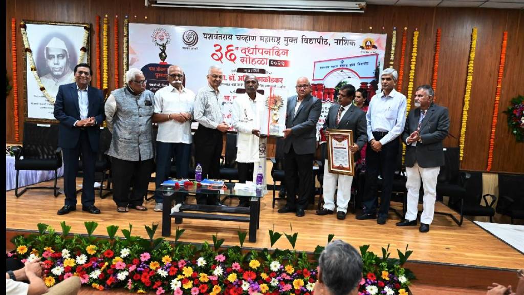 Dr. Anil Kakodkar honours Padma Shri Chaitram Pawar with the first Yash Lifetime Achievement Award
