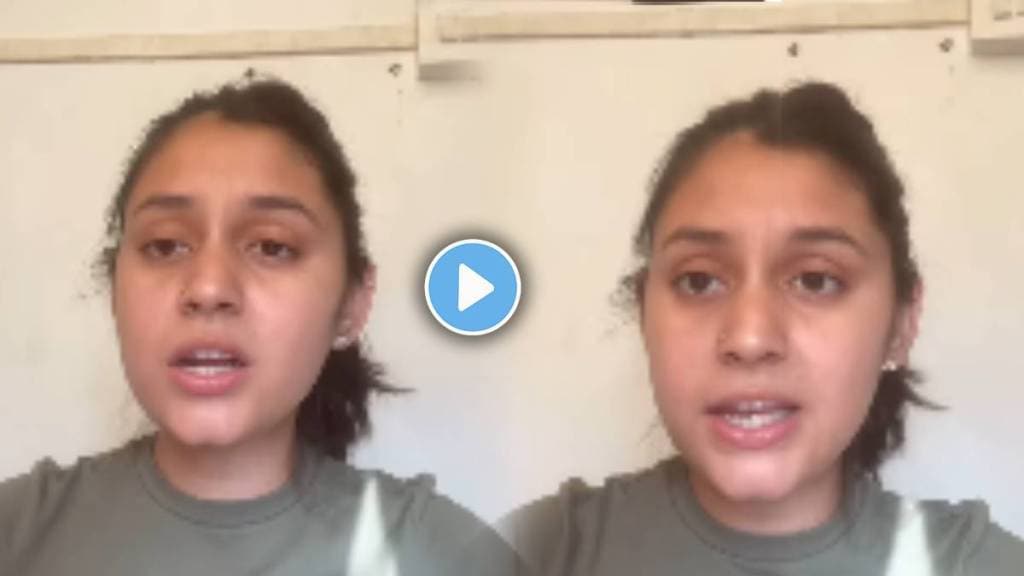 Youtuber Kanika Devranis iphone Robbed In Train
