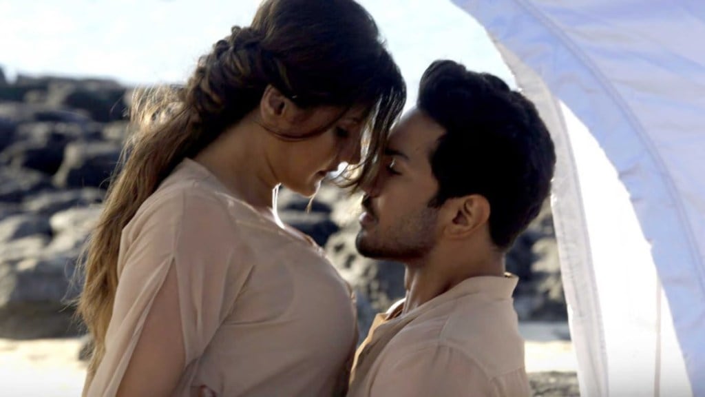Zareen Khan aksar 2 kissing scenes