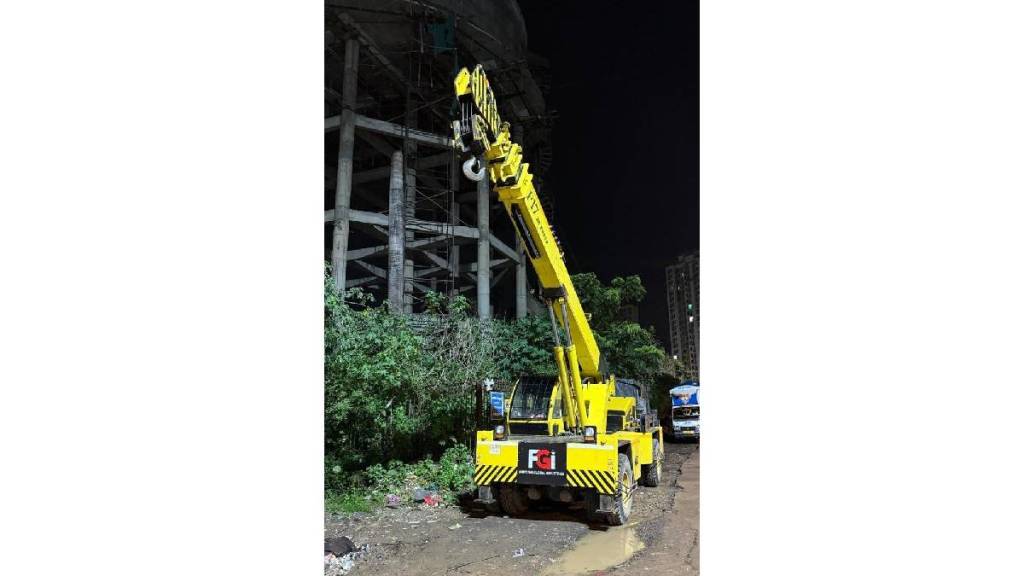 An incident of an attempt to enter a house with the help of a crane occurred on Mira Road