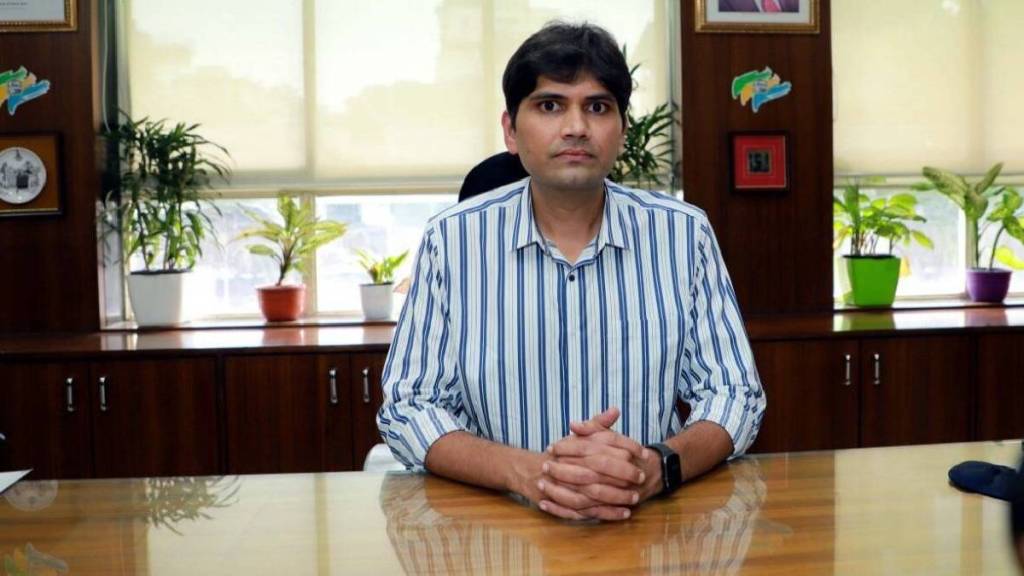Land should be acquired quickly for the Versova-Bhayander project ordered Municipal Commissioner Abhijit Bangar