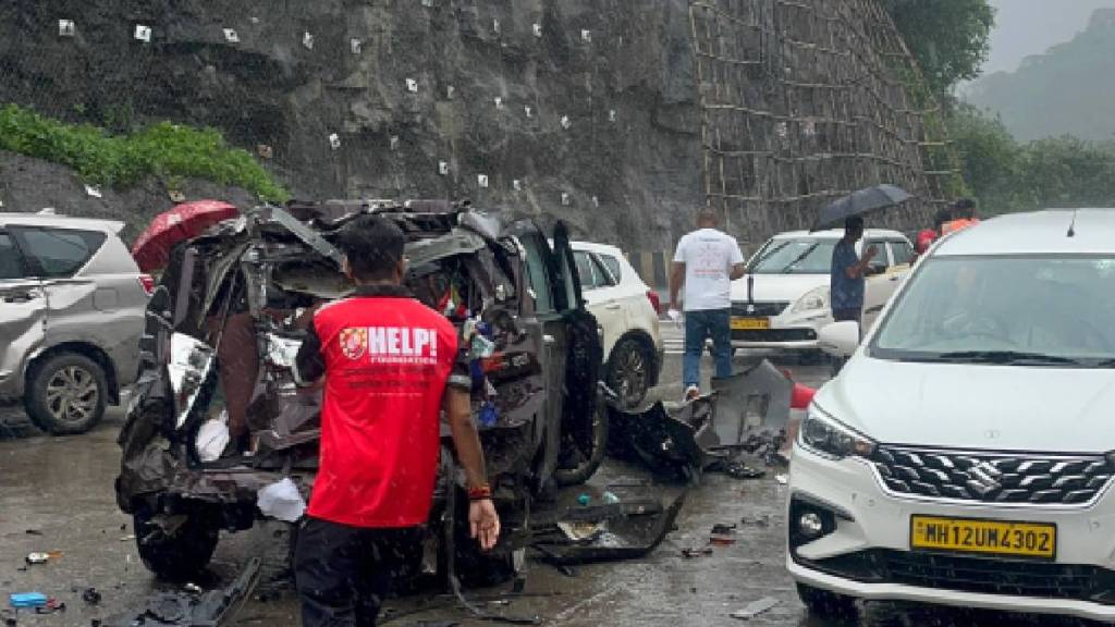Woman dies in accident at Khandala Ghat 21 injured