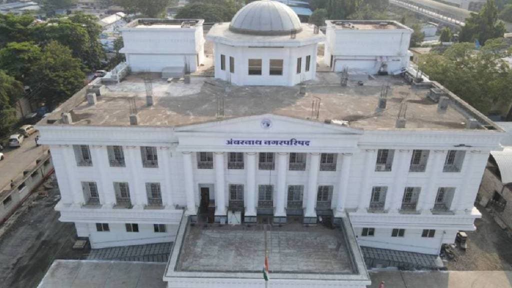 Contractors fight in the ambernath municipal headquarters