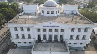 Contractors fight in the ambernath municipal headquarters