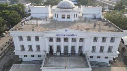 Contractors fight in the ambernath municipal headquarters