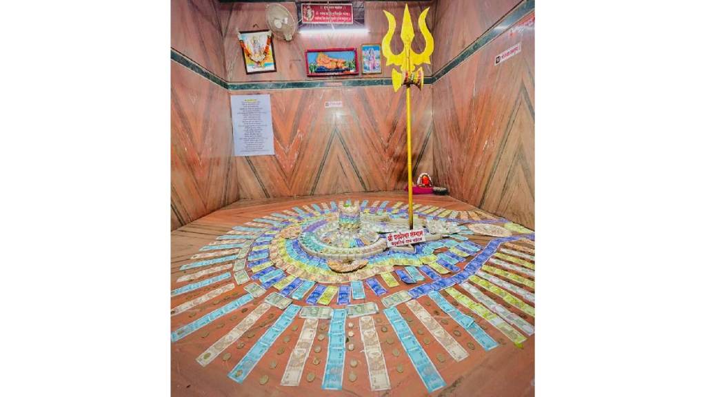 Lord Padmeshwar in Washim was attractively decorated with currency notes
