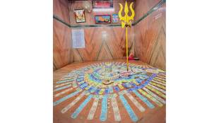 Lord Padmeshwar in Washim was attractively decorated with currency notes