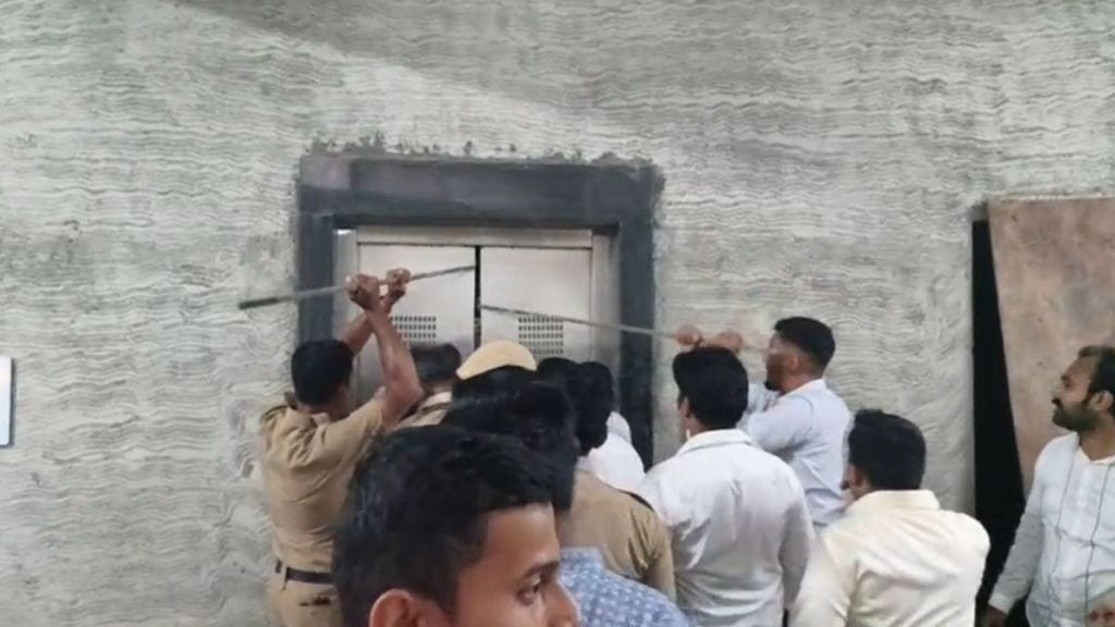 bjp leader pravin darekar got trapped in elevator for 20 minutes during bjp event in vasai