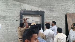 bjp leader pravin darekar got trapped in elevator for 20 minutes during bjp event in vasai