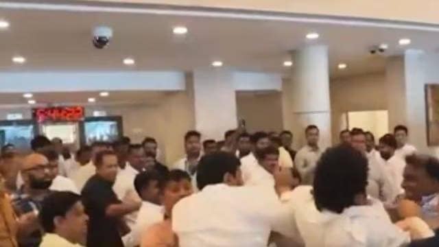 विधान भवन प्रवेशद्वाराजवळील हाणामारी