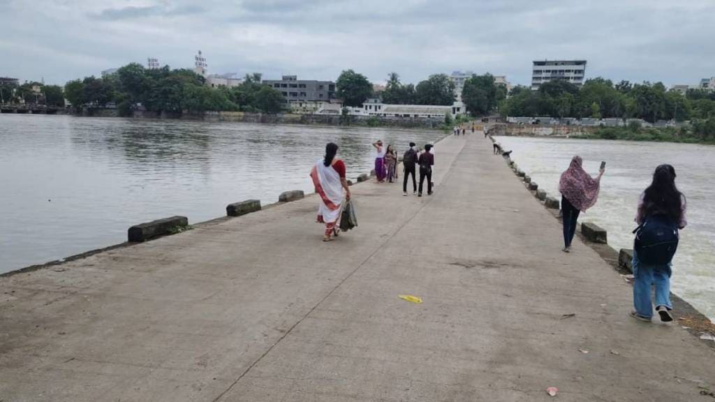 bridge near Kalika Devi Temple connecting Devpur area of Dhule city is closed for traffic
