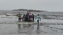 मालवणजवळ नौका उलटून एक मच्छीमार बेपत्ता; दोघांना वाचवण्यात यश