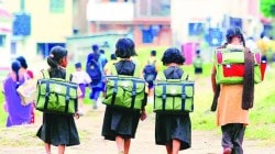 गळक्या शाळा, ना खडू, ना फळा, ना शिक्षक; विद्यार्थी सरकारी शाळांत कशाला येतील ?