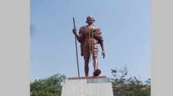 पुण्यात एका तरुणाकडून महात्मा गांधी यांच्या पुतळ्याची विटंबना, काँग्रेसकडून पुतळ्याला दुग्धभिषेक