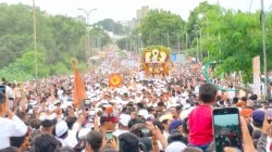 फुलांचा वर्षाव, भक्तीचा सागर… ज्ञानोबा, तुकोबांच्या पालख्यांच्या भेटीचा अनुपम सोहळा पाहण्यासाठी आळंदीत गर्दी